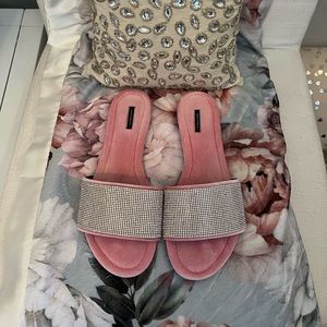 💎🥿Gorgeous Like New Victoria’s Secret Pink Rhinestone Slippers💎